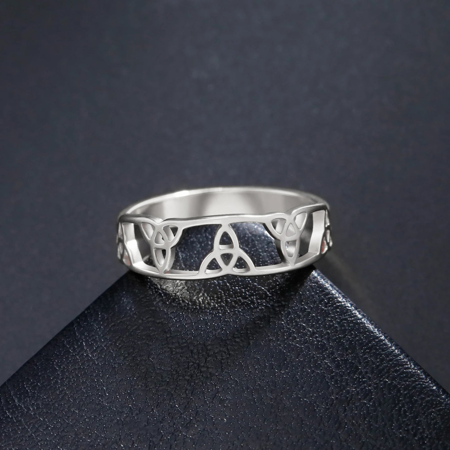 LIKGREAT Stainless Steel Witch Ring Triquetra Celtics Knot Finger Rings for Women Men Irish Talisman Jewelry Amulet Couple Gift