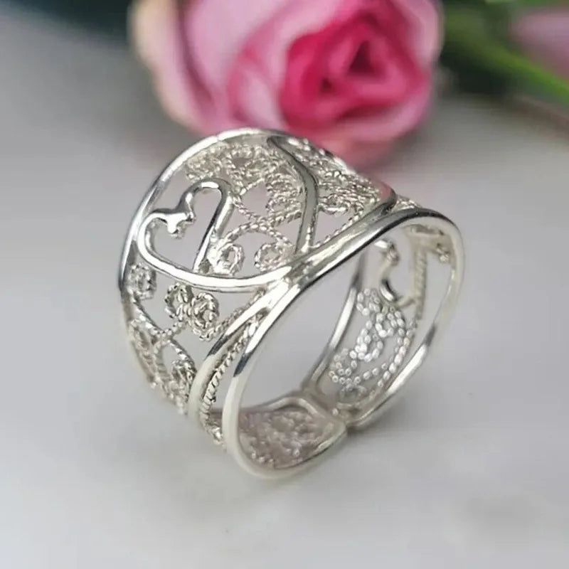 Design Trendy and Personalized Jewelry Accessories, New Styles Are Simple and Luxurious, with Heart-shaped Carvings