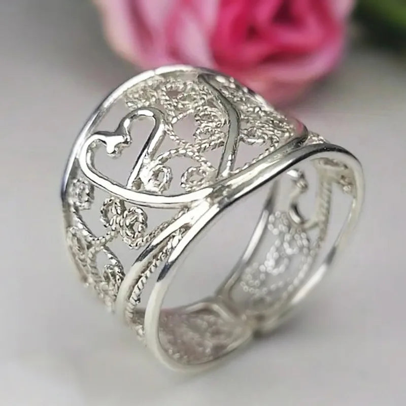 Design Trendy and Personalized Jewelry Accessories, New Styles Are Simple and Luxurious, with Heart-shaped Carvings