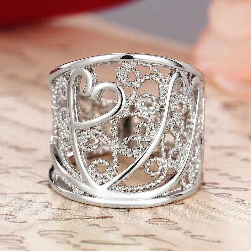 Design Trendy and Personalized Jewelry Accessories, New Styles Are Simple and Luxurious, with Heart-shaped Carvings