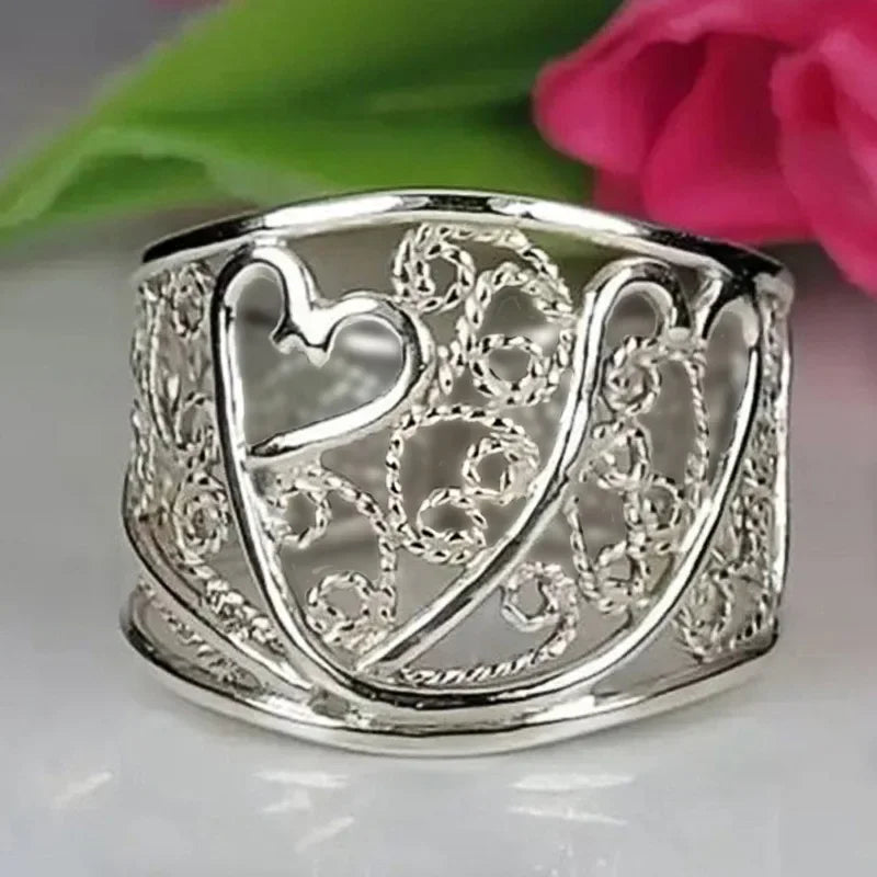 Design Trendy and Personalized Jewelry Accessories, New Styles Are Simple and Luxurious, with Heart-shaped Carvings