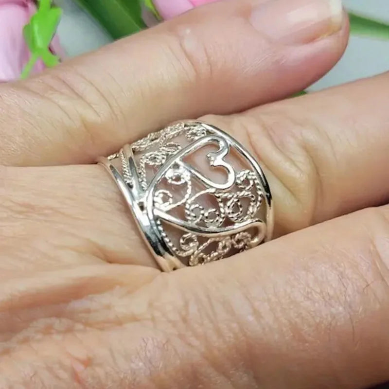 Design Trendy and Personalized Jewelry Accessories, New Styles Are Simple and Luxurious, with Heart-shaped Carvings