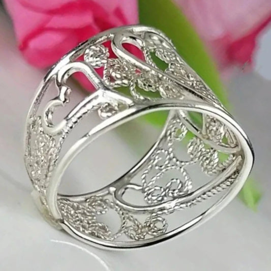 Design Trendy and Personalized Jewelry Accessories, New Styles Are Simple and Luxurious, with Heart-shaped Carvings